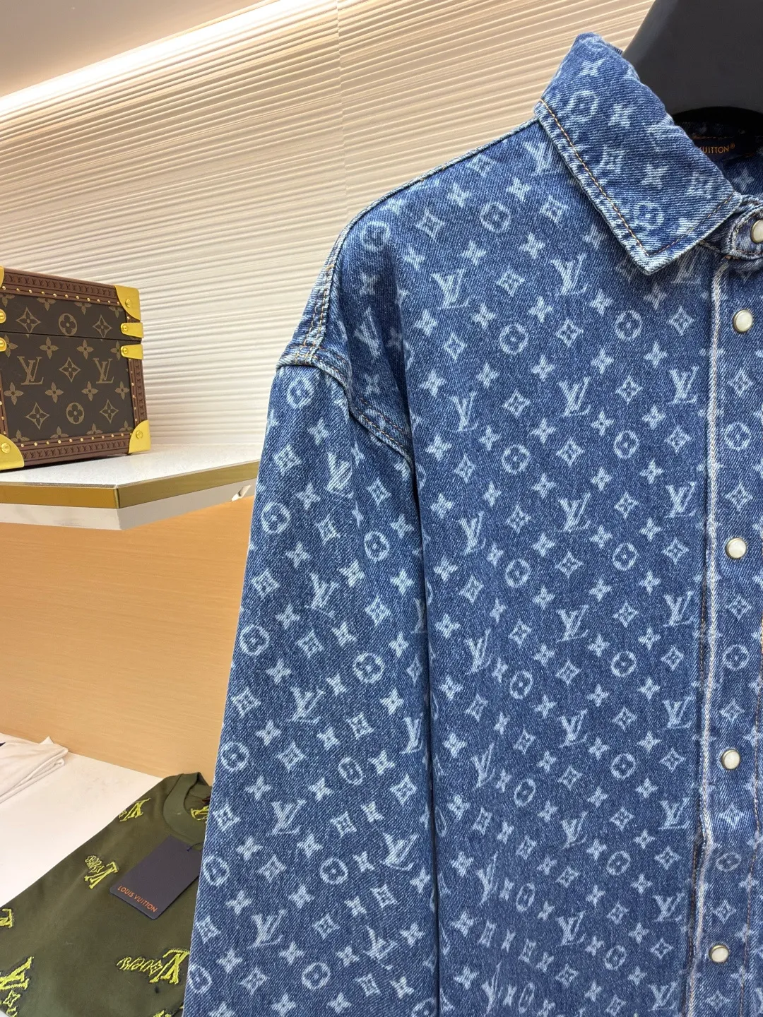 LOUIS VUITTON full-print denim jacket ●Original version: Purchased and developed for 15800 ●Item number: 1680795-B45 ●Material: denim fabric ●Technology: laser watering ●Version: fitted version ●Weight: about 685 grams ●Size: 34-36-38-40 ●Description: Customized blue shadow encrypted cotton classic pattern denim, as moist as cotton, comfortable and skin-friendly, indigo elegance With a retro charm and a modern sense of fashion, denim is used as the canvas, and the iconic Monogram pattern is laid out on it. Every inch of the warp and weft hides the glorious history and fashion heritage of Louis Vuitton. The tough lines of matching work shirts exude a sense of luxury from the inside out. No need to make a fuss, the aura is self-evident. The stunning work in the fashion feast is the laser burning process. The advanced process of using laser technology to carve patterns. Project the laser onto the surface of the material, causing the material to be locally heated and melted. The LV logo pattern can be formed to accurately control the position and shape. The double process of washing and light frying is to desize and wash the denim material first, and then perform sand washing to produce a fading effect. The denim jacket is fried through special chemical treatment to give a special contrasting color effect. Prioritize the spray horse slide and then rub it by hand to create a gradient effect. Use a spray gun to accurately spray the reagent solution to the designated position according to the design requirements. Let the reagent react chemically with the fabric to form a gradual gradient effect, and finally boil it to solidify the color. The overall wiring is straight and delicate, the fabric is comfortable and soft, and the color is consistent without color difference. It can be matched with the same style to create a fashionable look for various occasions. Customized accessories, complete with three standards, same style for men and women!